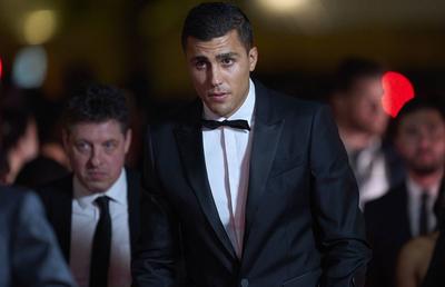 Rodri, cel mai bun fotbalist din 2024! Noul Balon de Aur a urcat pe scenă în cârje și și-a stăpânit cu greu emoțiile
