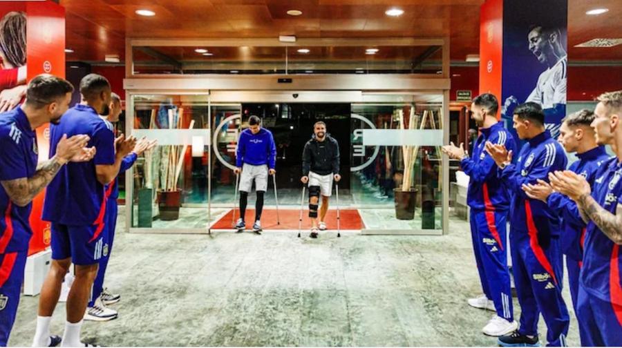 Rodri a ieșit din spitalul unde a fost operat la genunchi în același moment cu rivalul său la Balonul de Aur, Dani Carvajal, căpitanul lui Real Madrid / Foto: X Seleccion Espanola Masculina) Incredibil! De ce a câștigat Rodri în locul lui Vinicius » Detaliul care a făcut diferența pentru „Balonul de Aur”