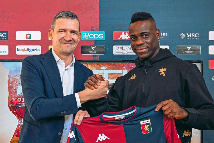 Mario Balotelli a semnat cu Genoa din postura de liber de contract în octombrie trecut / Foto: X Genoa Până la Olaru și Ianis Hagi, Dan Șucu își pierde vedeta? » Atrasă cu un salariu de 5 ori mai mare decât la Genoa!
