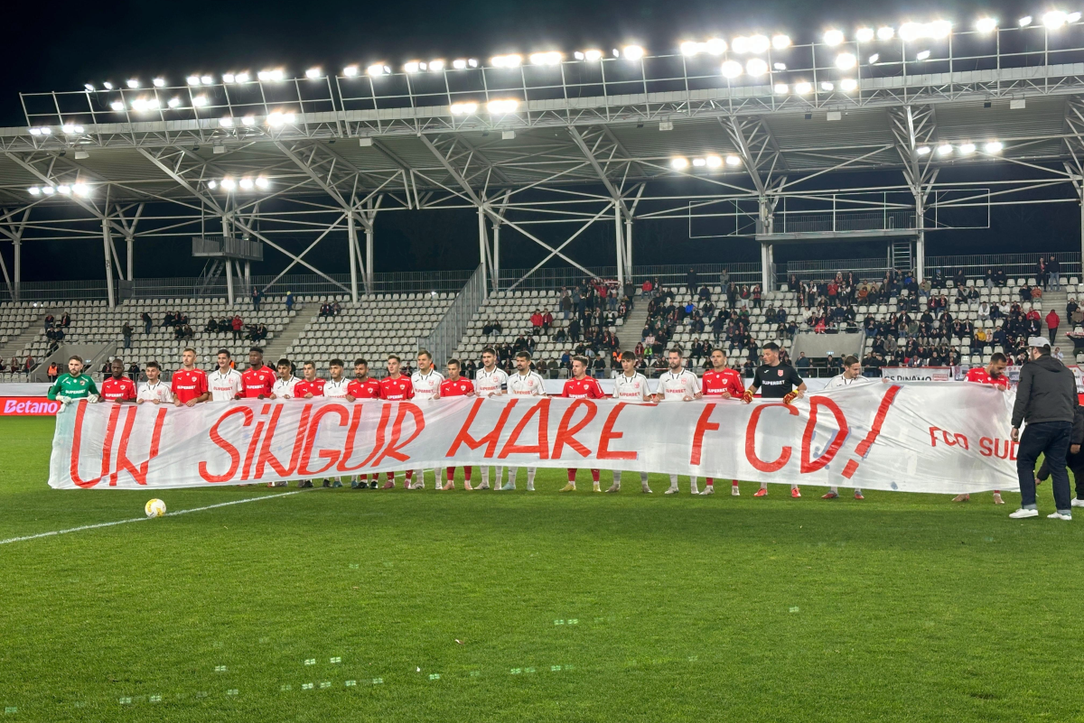 Fotbaliștii de la CS și FC Dinamo au afișat împreună mesajul galeriei + A fost primit ca un erou de „câini”