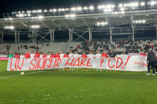 Fotbaliștii de la CS și FC Dinamo au afișat împreună mesajul galeriei + A fost primit ca un erou de „câini”