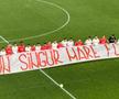 Fotbaliștii de la CS și FC Dinamo au afișat împreună mesajul galeriei + A fost primit ca un erou de „câini”