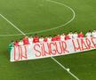 Fotbaliștii de la CS și FC Dinamo au afișat împreună mesajul galeriei + A fost primit ca un erou de „câini”
