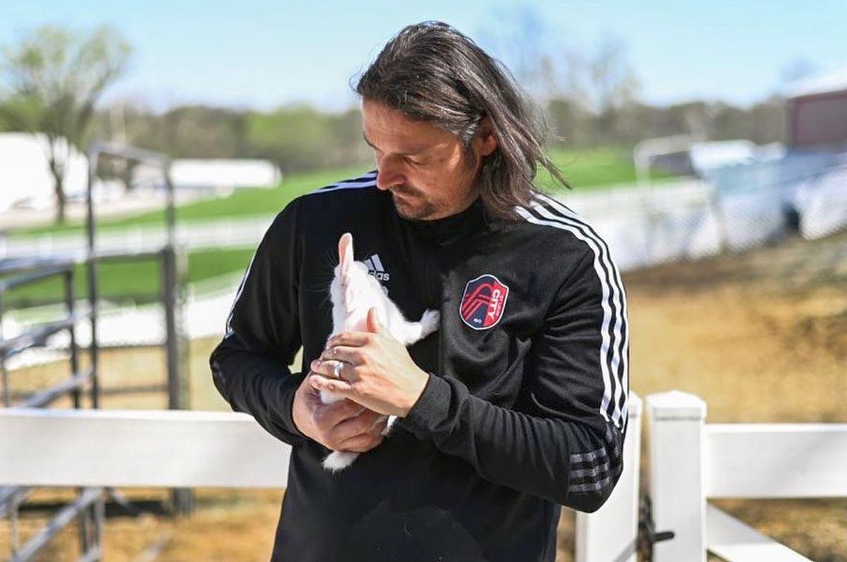 A furat un pinguin, a fost închis 101 zile și „a murit” de 3 ori pe teren » „Cel mai nebun om din fotbal”, angajat acum să ridice echipa