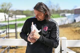 A furat un pinguin, a fost închis 101 zile și „a murit” de 3 ori pe teren » „Cel mai nebun om din fotbal”, angajat acum să ridice echipa