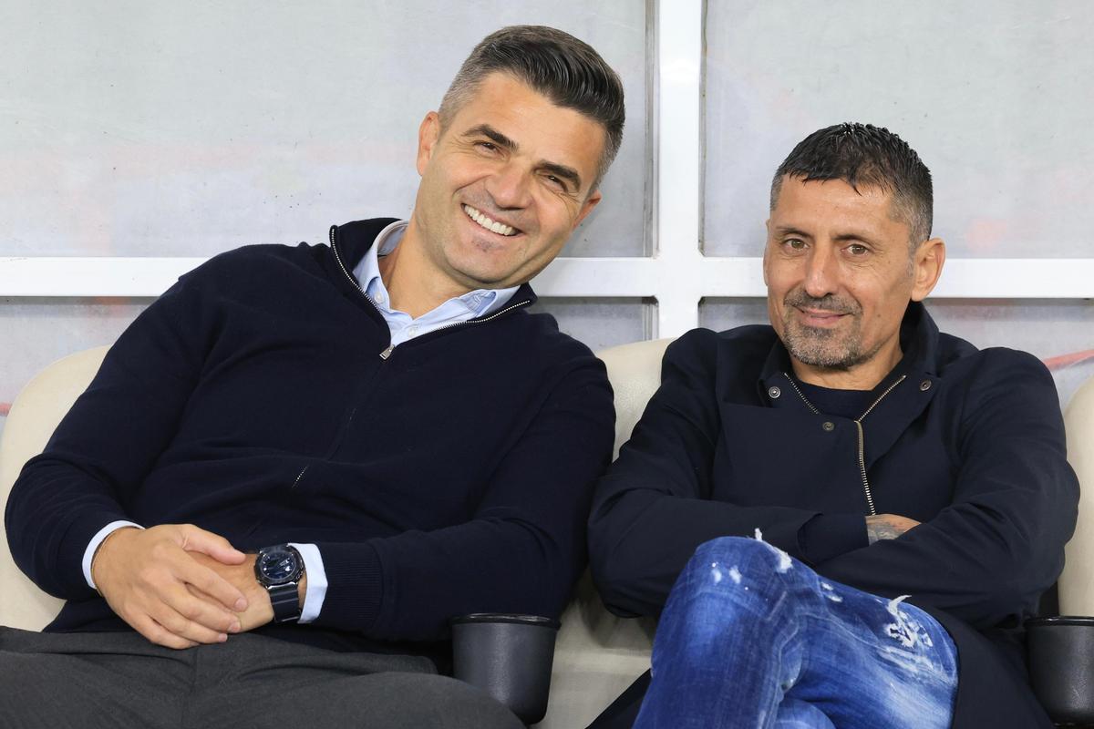 Fotbaliștii de la CS și FC Dinamo au afișat împreună mesajul galeriei + A fost primit ca un erou de „câini”