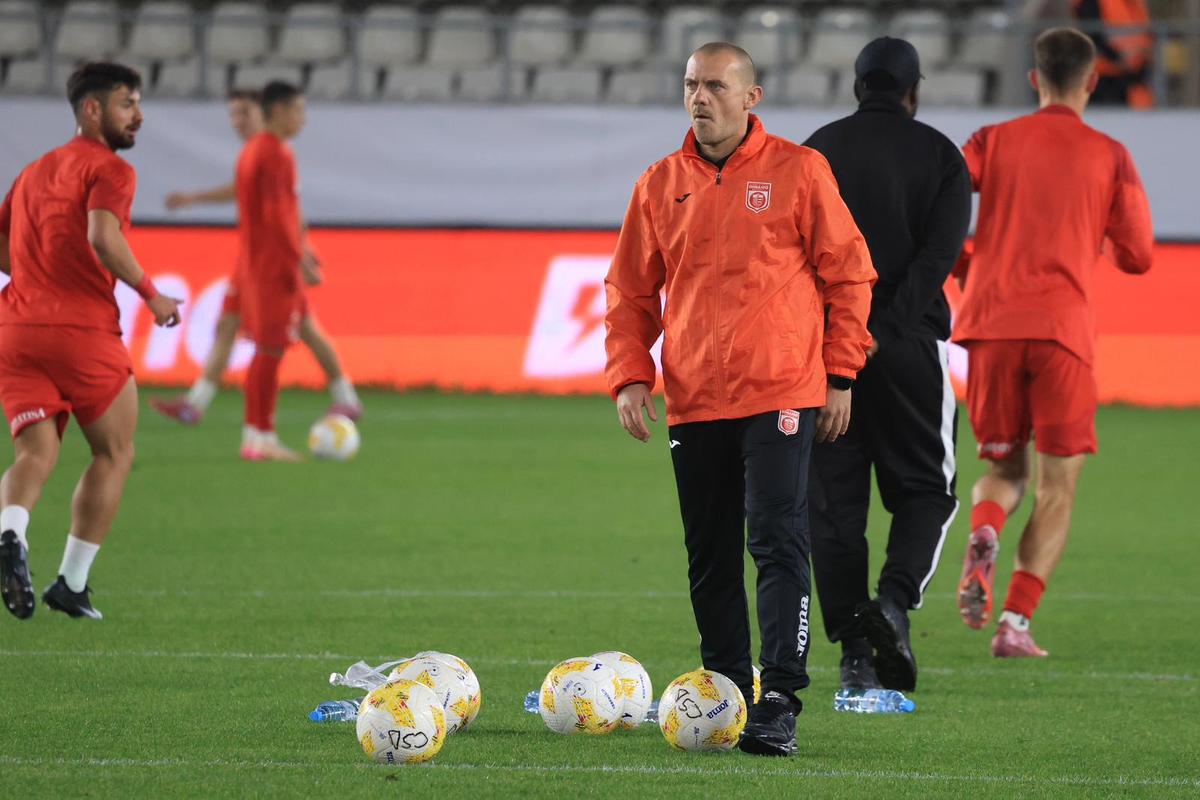 Fotbaliștii de la CS și FC Dinamo au afișat împreună mesajul galeriei + A fost primit ca un erou de „câini”