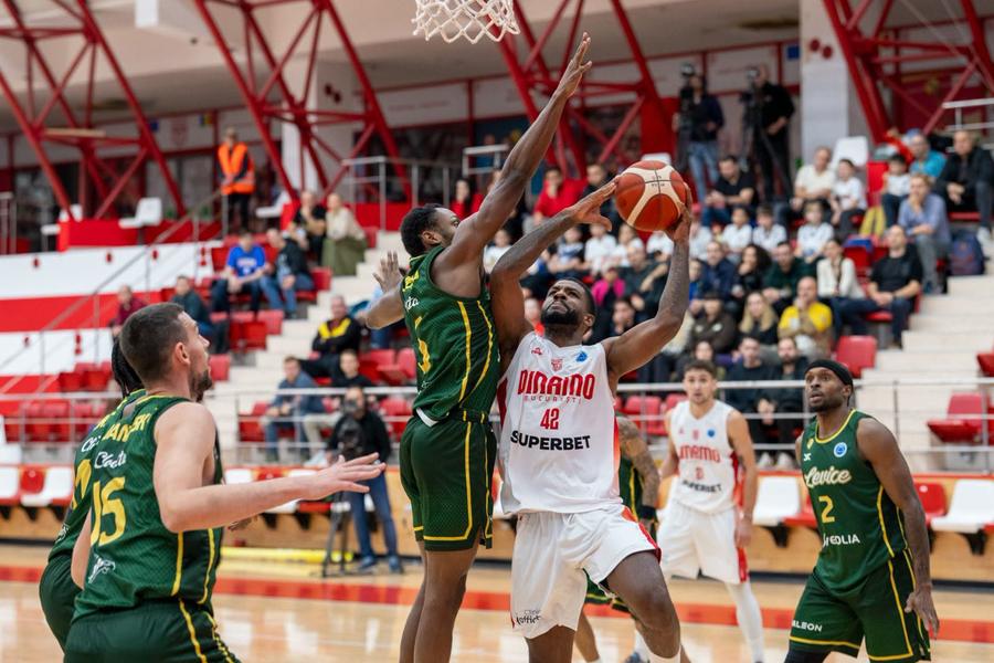 CSM Oradea și SCM U Craiova, victorii în FIBA Europe Cup! Kris Richard continuă să facă istorie