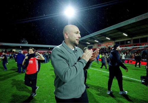Matthew Lawler, managerul lui Fleetwood Town, în cea mai strălucitoare noapte a carierei, după eliminarea lui Arsenal din EFL Cup / Foto: Imago