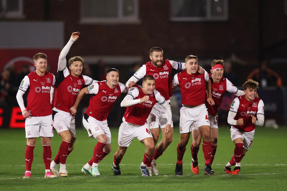 Bucuria celor de la Fleetwood după ce au eliminat-o pe Arsenal
