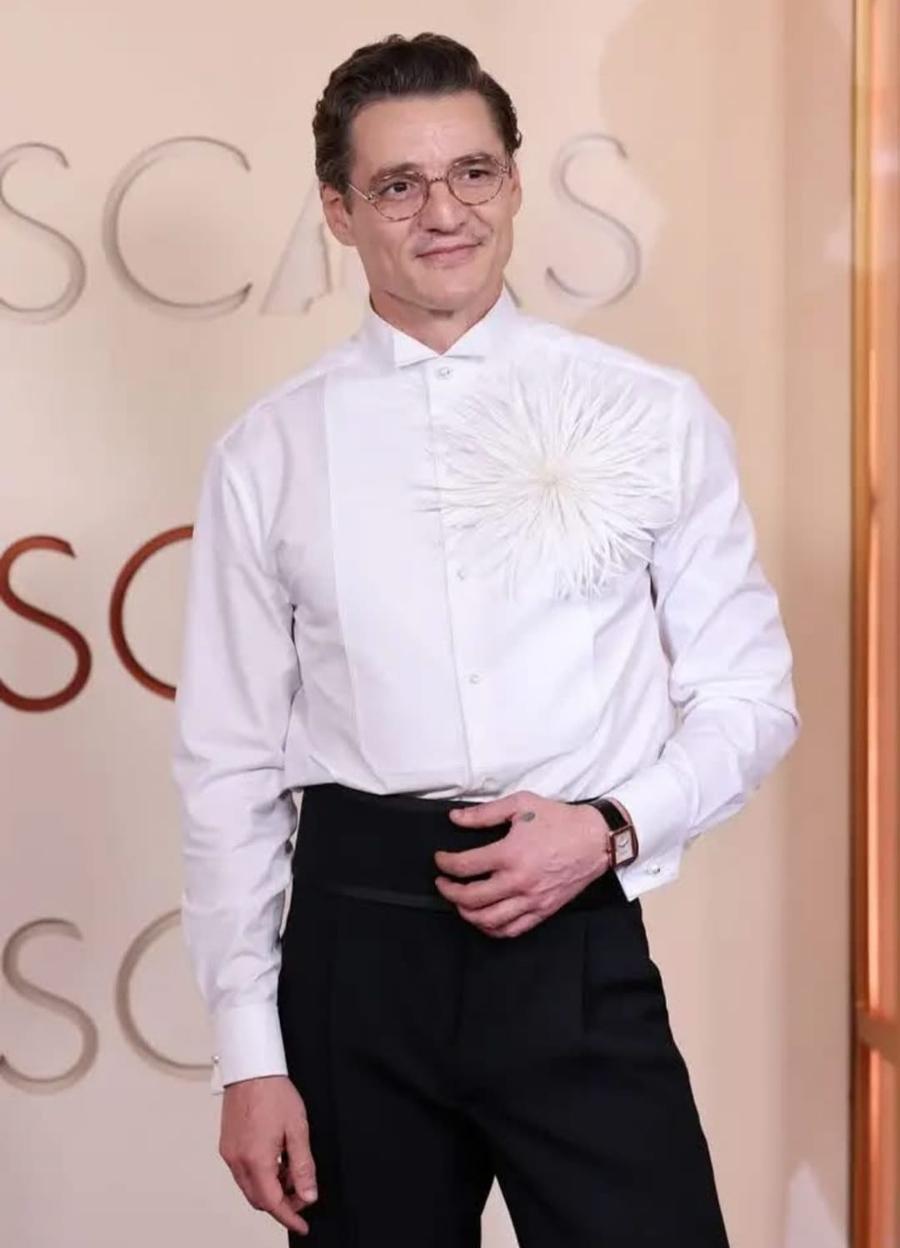 Unul dintre actorii la modă în prezent, Pedro Pascal, a purtat o broșă asemănătoare la Oscar Broșa lui Lamine Yamal: cât costă, cine i-a oferit-o și cine a mai purtat un astfel de accesoriu