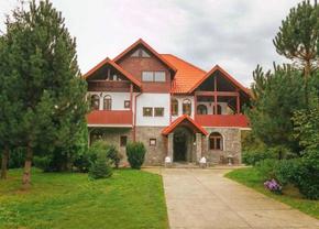 Cornel Dinu își vinde conacul din Sinaia! Cere o mică avere pentru vila cu 6 camere și 7 băi