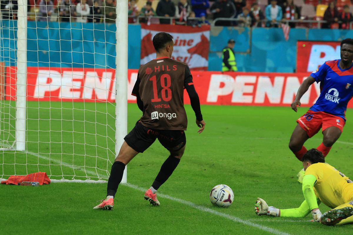 L-au făcut mare pe Pinto! Dinamo - Chindia a avut un erou neașteptat: hattrick la al doilea meci ca titular. „Câinii” calcă apăsat spre „sferturi”