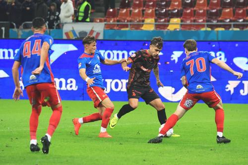 Diogo Pinto, la balon, în Dinamo - Chindia/ foto Ionuț Iordache (GSP)