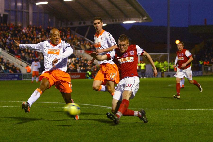 Jamie Vardy, în acțiune în tricoul lui Fleetwood Town în ianuarie 2012, într-un meci din FA Cup cu Blackpool / Foto: Imago „Nașul” lui Arsenal s-a format la Manchester United ca antrenor de dezvoltare în zone defavorizate! » Lotul lui Fleetwood valorează cât salariul lunar al lui Mikel Arteta