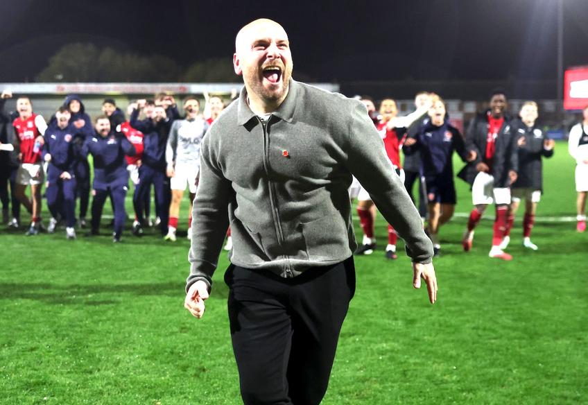 Matt Lawlor, antrenorul lui Fleetwood, sărbătorind victoria cu Arsenal // FOTO: Guliver/GettyImages
