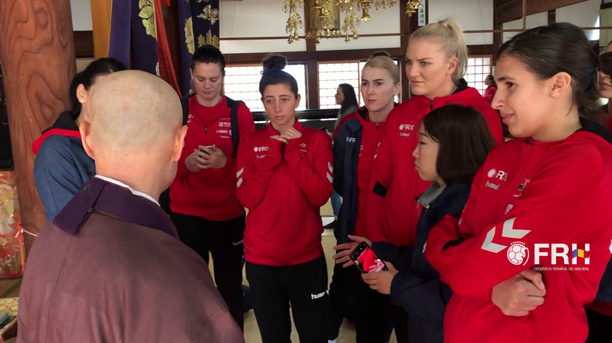 CORESPONDENȚĂ DIN JAPONIA // VIDEO Cristina Neagu, Tomas Ryde și toate fetele din echipa națională au mers la o oră de meditație la Templul Kodenji