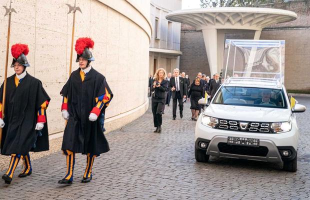 FOTO Dacie unicat cadou pentru Papa Francisc