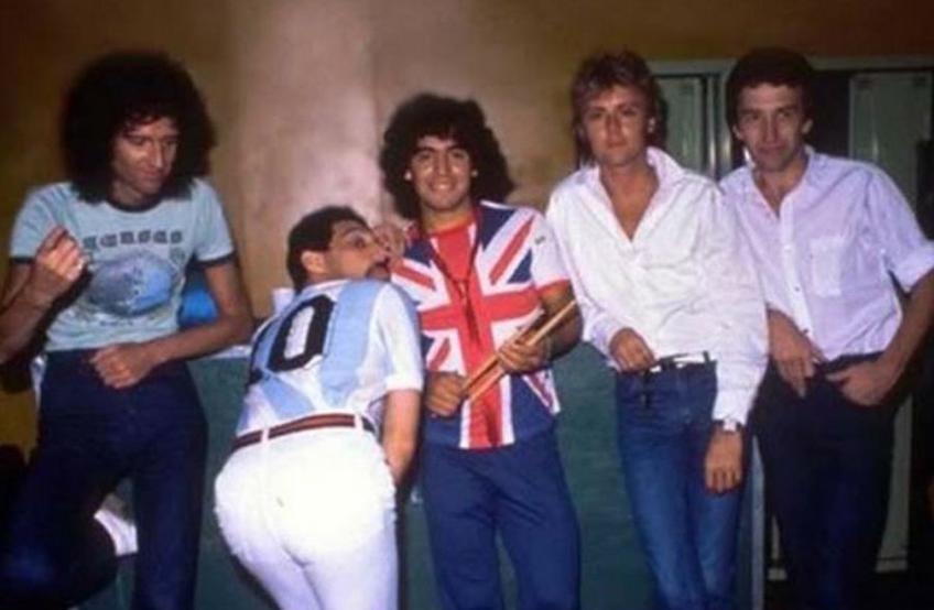 Diego Maradona alături de formația Queen
