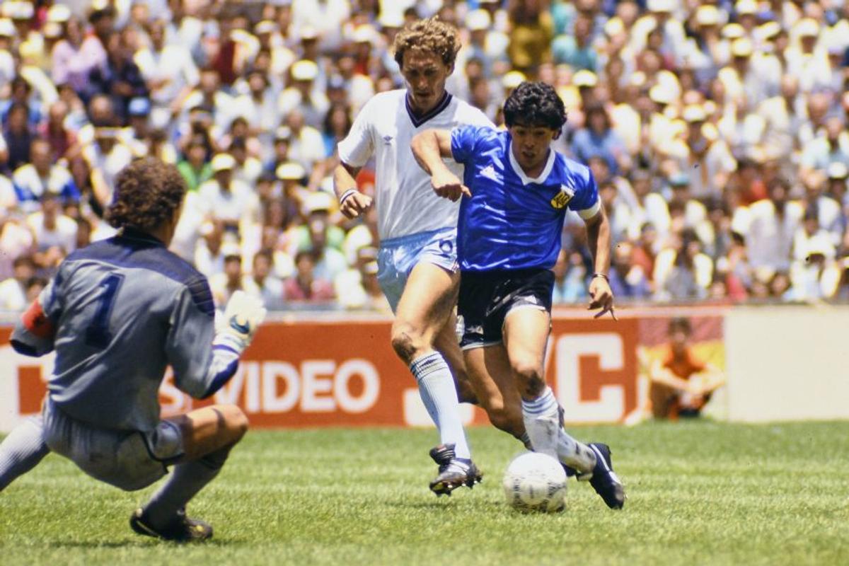 Tricoul în care Diego Maradona a făcut magie pe teren contra Angliei, în 1986, este de vânzare! Suma COLOSALĂ cerută de proprietar