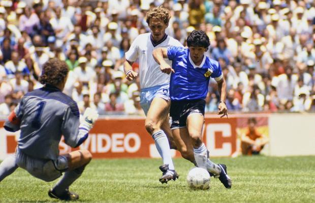 Tricoul în care Diego Maradona a făcut magie pe teren contra Angliei, în 1986, este de vânzare! Suma COLOSALĂ cerută de proprietar