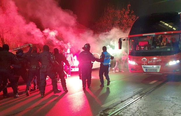 FOTO Fanii lui Dinamo s-au strâns lângă stadion, înaintea meciului cu Viitorul: „100 de oameni fac mai mult decât 10.000 de like-uri”