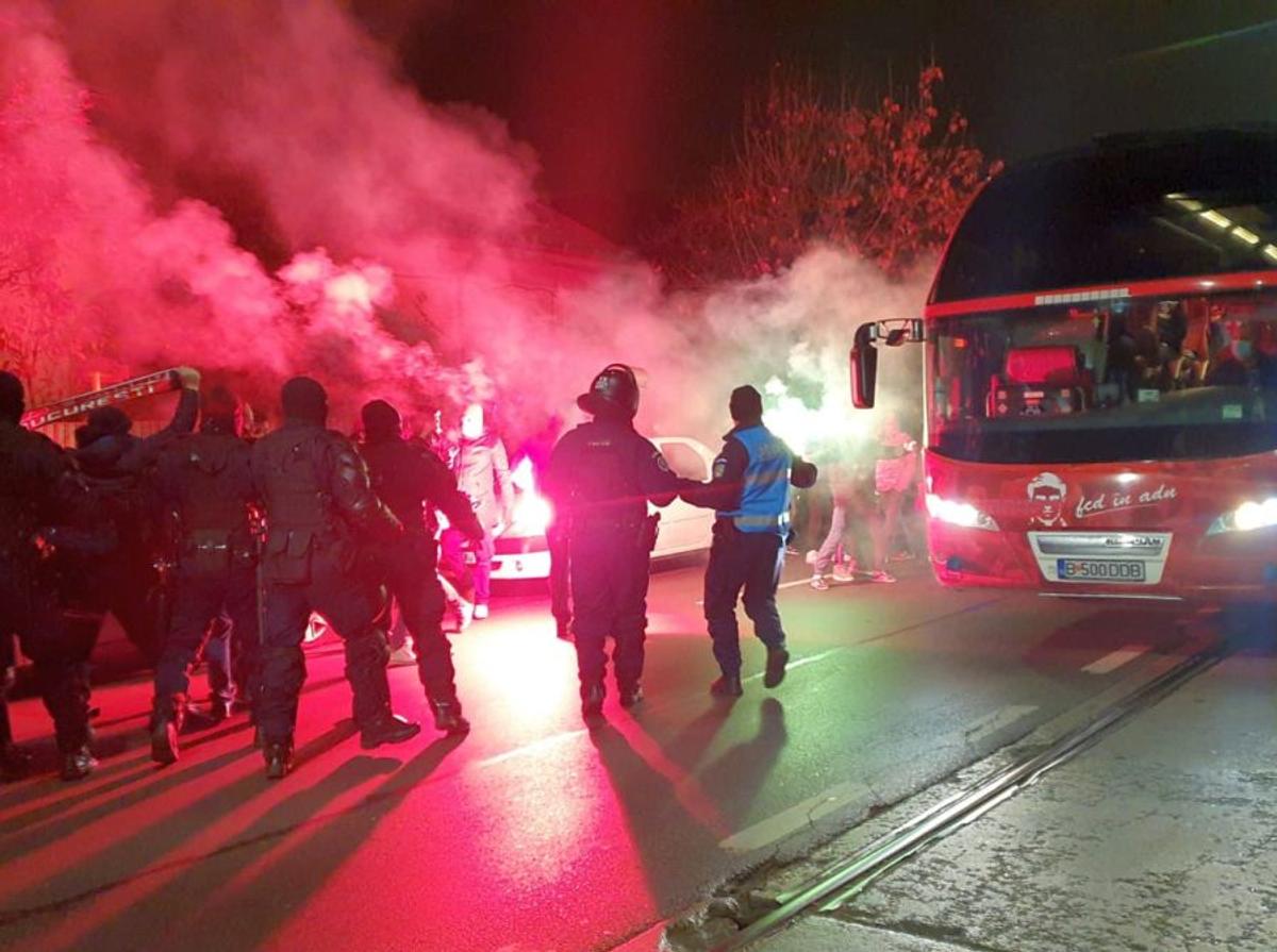 FOTO Fanii lui Dinamo s-au strâns lângă stadion, înaintea meciului cu Viitorul: „100 de oameni fac mai mult decât 10.000 de like-uri”