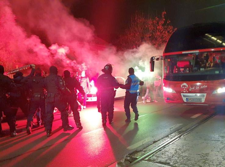 Fanii lui Dinamo s-au strâns lângă stadion, înaintea meciului cu Viitorul. foto: Vlad Nedelea (GSP)