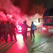 Fanii lui Dinamo s-au strâns lângă stadion, înaintea meciului cu Viitorul. foto: Vlad Nedelea (GSP)