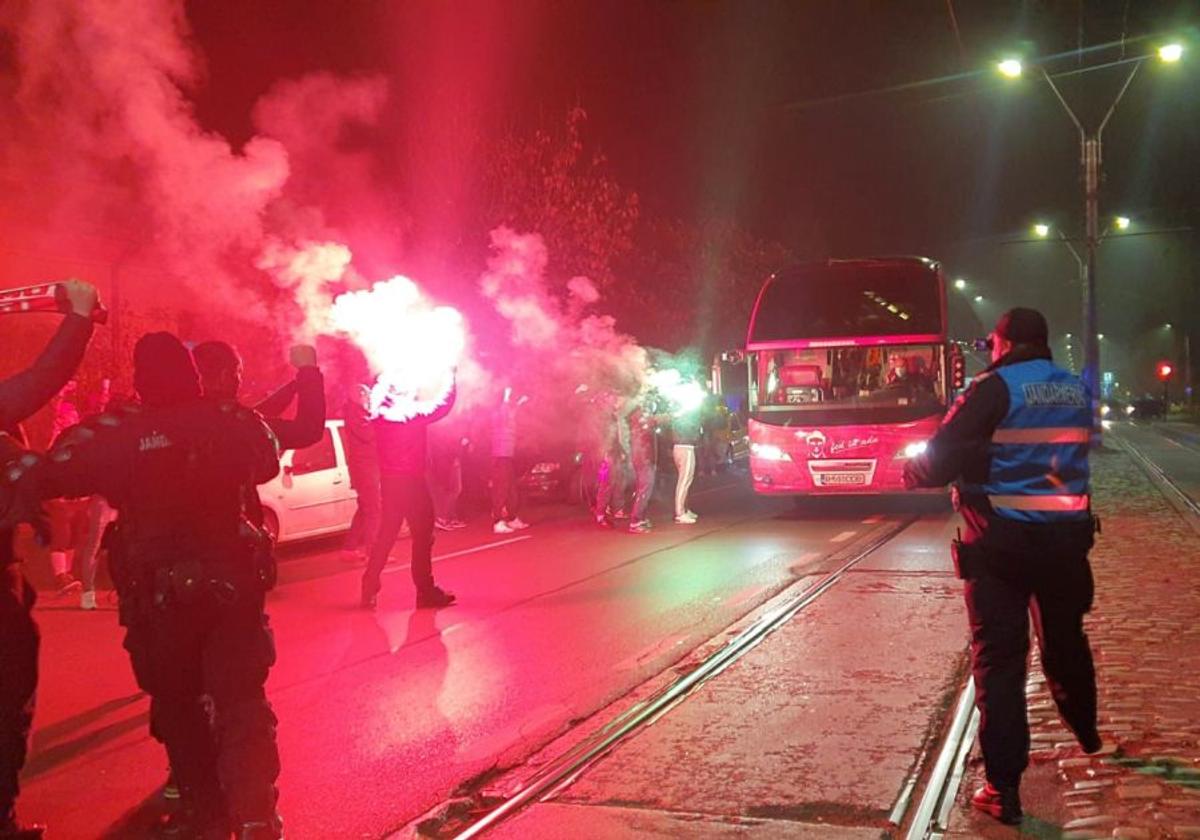 FOTO Fanii lui Dinamo s-au strâns lângă stadion, înaintea meciului cu Viitorul: „100 de oameni fac mai mult decât 10.000 de like-uri”