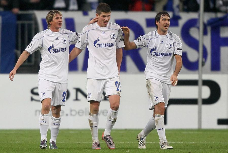 Cipri Deac, în stânga, alături de vedetele Huntelaar și Raul / Sursă foto: Guliver/Getty Images „Băi române, voi luați bani fără să jucați!” » Cum s-a negociat salariul lui Deac la Schalke: „Dacă mai ziceam ceva, mă trimitea în România cu următorul avion”