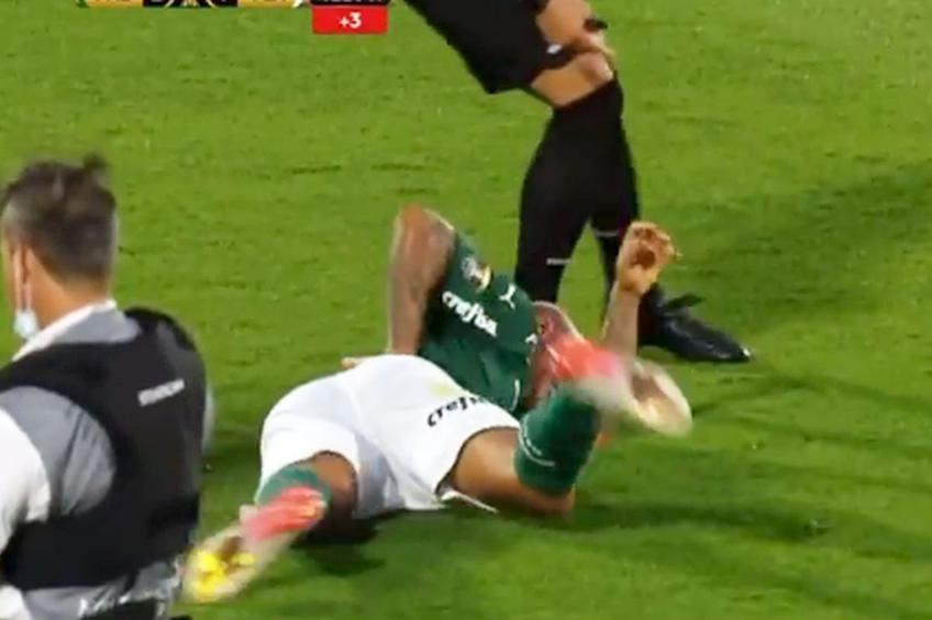 Deyverson, întins pe gazon după contactul cu arbitrul // foto: captură Twitter