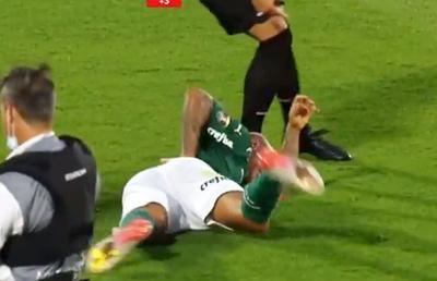 Cea mai penibilă simulare! A marcat golul victoriei în finala Copei Libertadores, apoi a stârnit hohote de râs: „A vrut să provoace eliminarea arbitrului!”