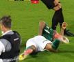 Deyverson, întins pe gazon după contactul cu arbitrul // foto: captură Twitter