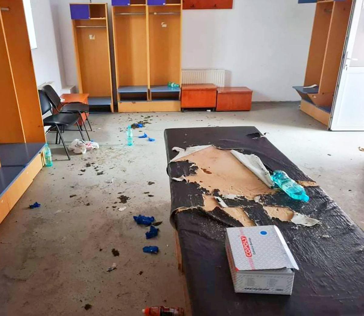 Vestiarul Stelei în deplasarea de la Timișoara, după meci