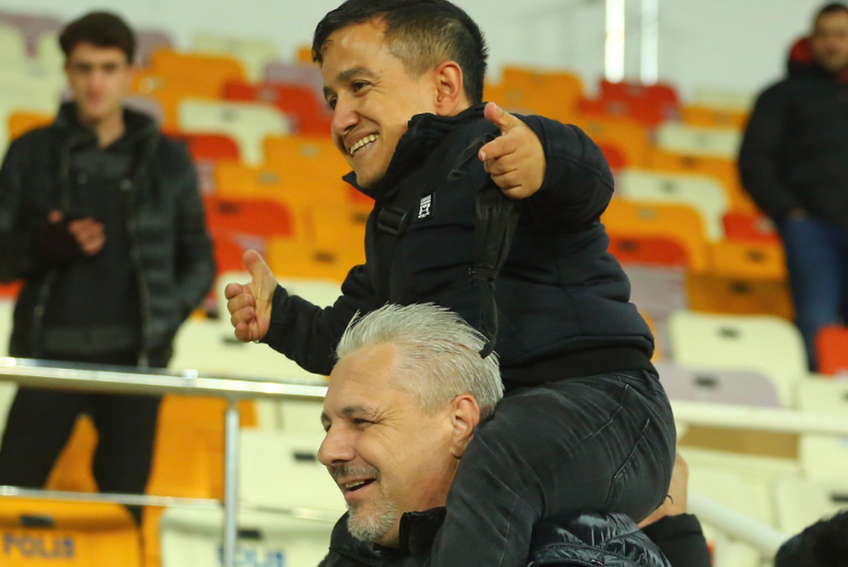 Marius Șumudică, antrenorul lui Yeni Malatyaspor, a trecut repede peste cartonașul roșu încasat în finalul remizei cu Galatasaray, 0-0, și a făcut show în tribune.