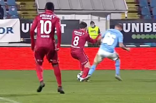 În minutul 71 al meciului dintre FC Botoșani și FC Voluntari, la scorul de 1-1, moldovenii trebuiau să primească o lovitură de la 11 metri. „Centralul” Radu Petrescu a dictat în schimb „galben” pentru simulare.