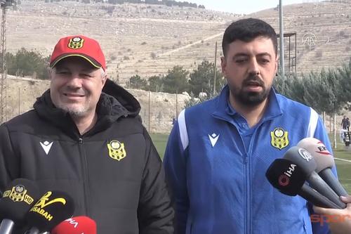 Marius Șumudică, alături de translatorul de la Yeni Malatyaspor // foto: captură sporx.com