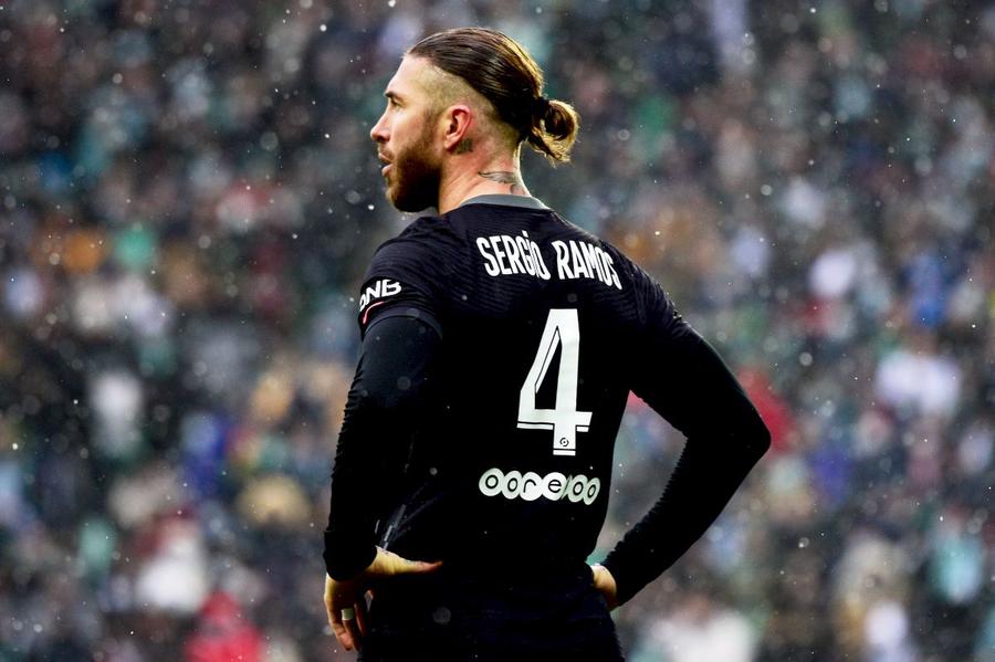 Sergio Ramos, în St. Etienne - PSG PSG, chin cu St. Etienne la debutul lui Ramos » Neymar, scos în lacrimi pe targă! + Messi, trei pase de gol