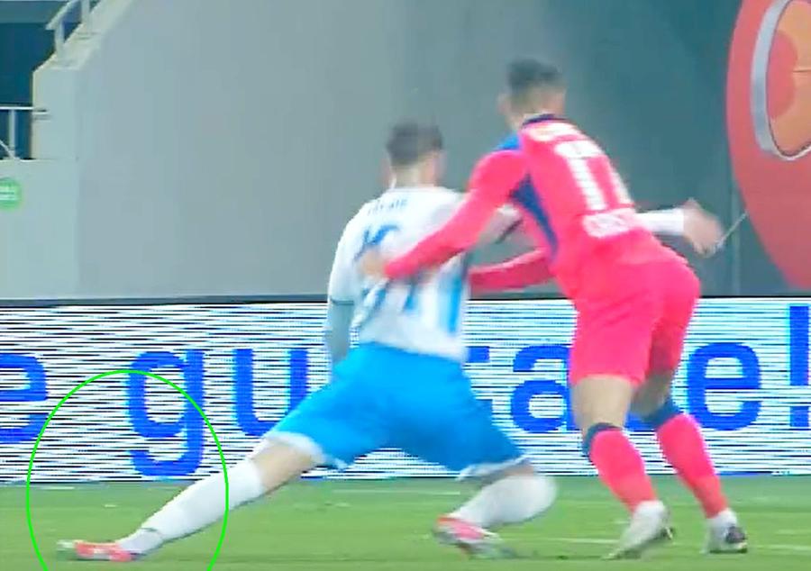 FOTO: Captură @Digi Sport 1 Penalty ușor acordat în CS Universitatea Craiova - FCSB! Ce a văzut Feșnic și ce arată reluările