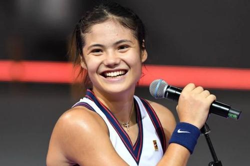 Emma Răducanu (19 ani, locul 19 WTA) a câștigat meciul demonstrativ jucat la Londra în compania româncei Gabriela Ruse (24 de ani, 85 WTA), scor 6-3, 7-6 (3).