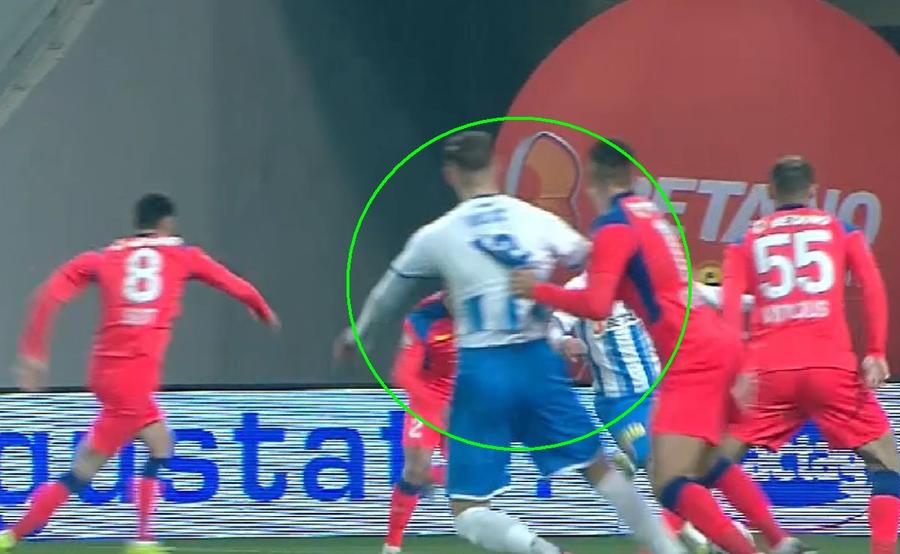 Cristea îl trage ușor pe Koljic, dar înaintea ca mingea să ajungă în zonă Penalty ușor acordat în CS Universitatea Craiova - FCSB! Ce a văzut Feșnic și ce arată reluările