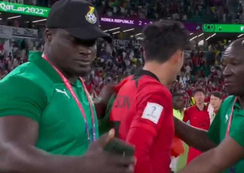 Coreea de Sud a pierdut cu Ghana, scor 2-3, la captul unui meci foarte sepcataculos. După fluierul final, unul dintre antrenorii secunzi ai echipei africane a vrut să facă o poză cu Heung Min-Son, sud-coreeanul fiind în lacrimi/ foto: captură Twitter