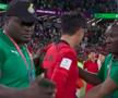 Coreea de Sud a pierdut cu Ghana, scor 2-3, la captul unui meci foarte sepcataculos. După fluierul final, unul dintre antrenorii secunzi ai echipei africane a vrut să facă o poză cu Heung Min-Son, sud-coreeanul fiind în lacrimi/ foto: captură Twitter