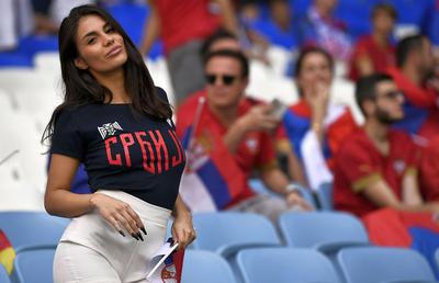 Au întors toate privirile la Camerun - Serbia » Apariții classy în tribunele de pe „Al Janoub Stadium”