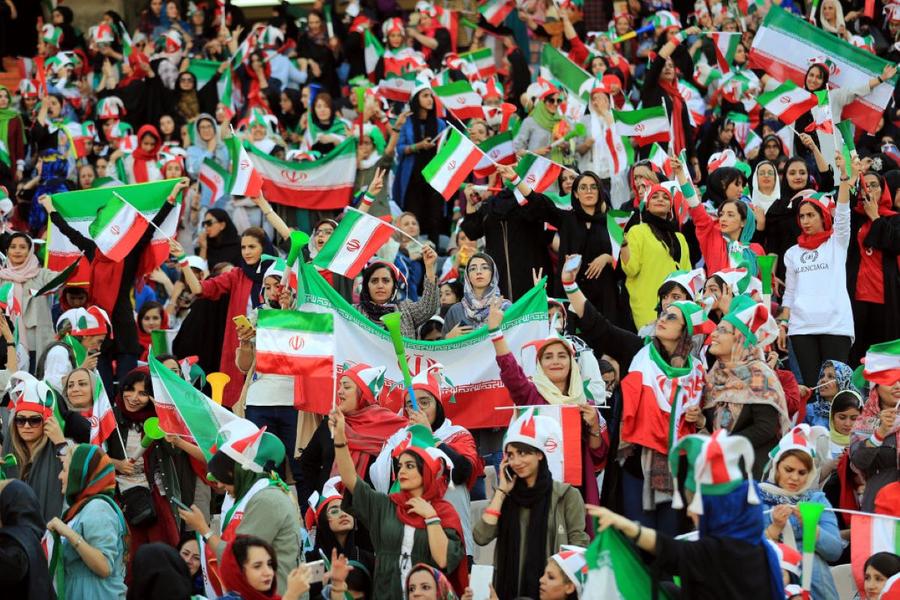 Așa arată steagul original al Iranului. Foto: Getty Images Iran cere excluderea echipei SUA de la Campionatul Mondial dintr-un motiv incredibil
