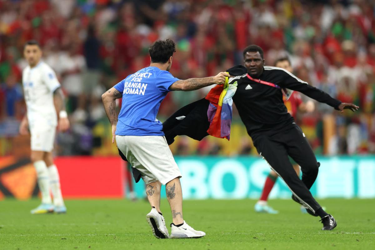 Un spectator a invadat terenul în Portugalia - Uruguay pentru a transmite 3 mesaje