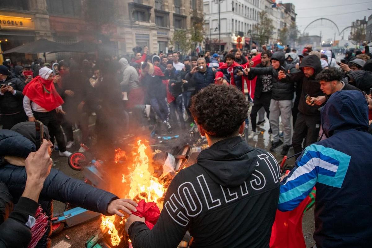 Haos la Bruxelles » De bucurie că au bătut Belgia, marocanii camuflați și agresivi au devastat centrul orașului! Video înfricoșător