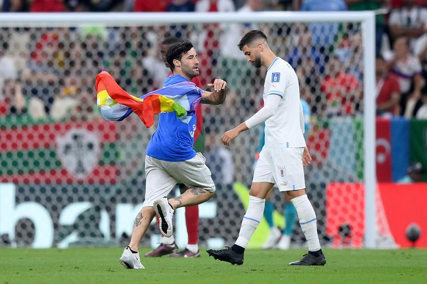 Portugalia - Uruguay a fost oprit în minutul 51 din cauza unui suporter care a intrat pe teren.