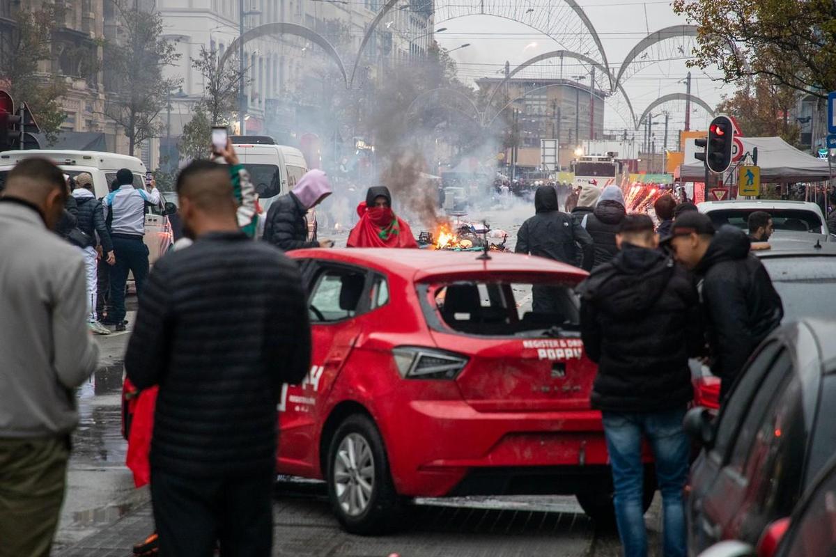 Haos la Bruxelles » De bucurie că au bătut Belgia, marocanii camuflați și agresivi au devastat centrul orașului! Video înfricoșător